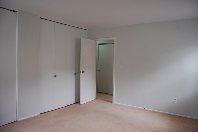 Building Photo - 401 US-22