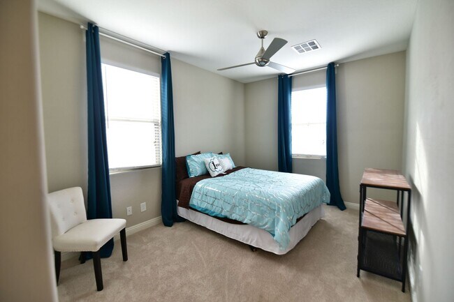 Building Photo - Gorgeous 3bed / 2.5bath home located in Tuscany!