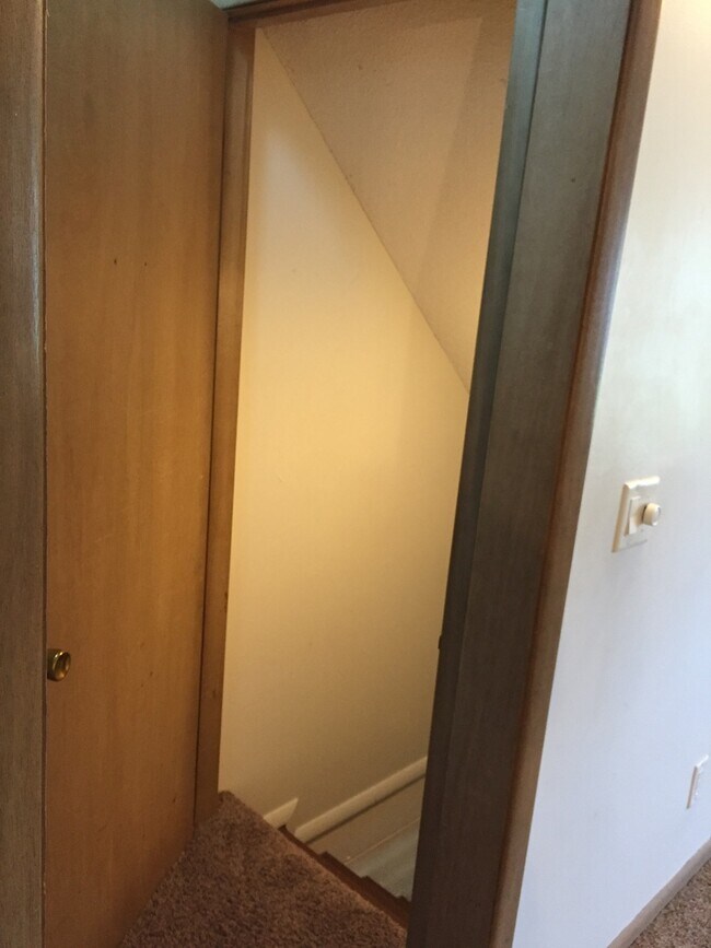 Building Photo - Gorgeous 2 Bedroom, 1.25 Bath Townhouse near UIHC