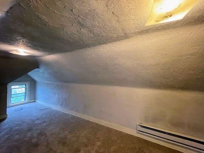 Building Photo - 3 bed 1.5 bath - new flooring, new appliances