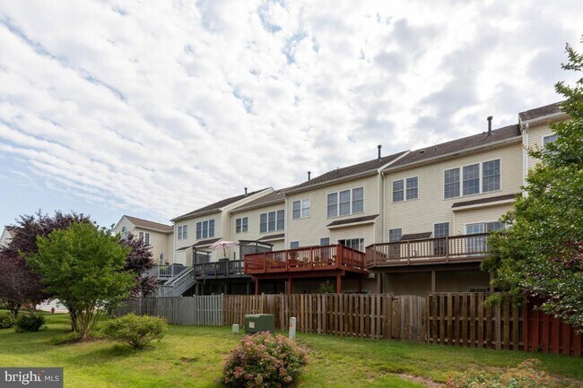 Building Photo - Spacious 3-level townhome with a 2-car garage in the desirable South Riding community.