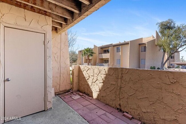 Building Photo - Single Level 3 bedroom Condo In Scottsdale!