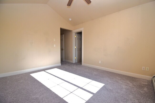 Building Photo - Fantastic end unit condo in Westgate subdi...