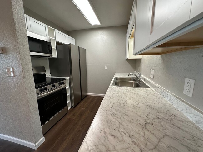 Building Photo - 2 Bedroom, 1 Bathroom Newly Remodeled Duplex