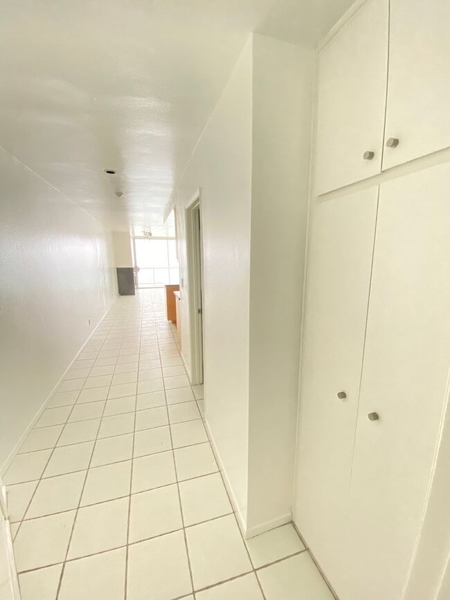 Building Photo - Upper 1+1