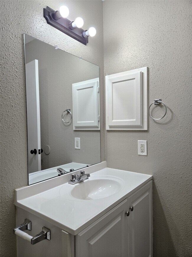 Building Photo - 24015 Farm Hill Dr