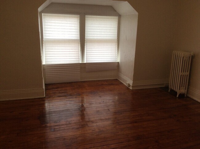 Building Photo - Spacious 5 Bedroom 1.5 Bath House- York City SD