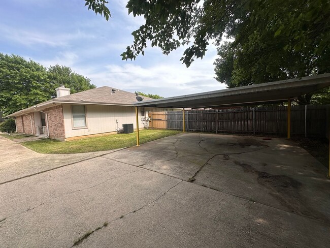 Building Photo - 2 bedroom 2 bathroom Duplex in 76015