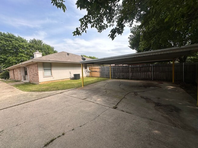 Building Photo - 3 bedroom 2 bathroom Duplex in 76015