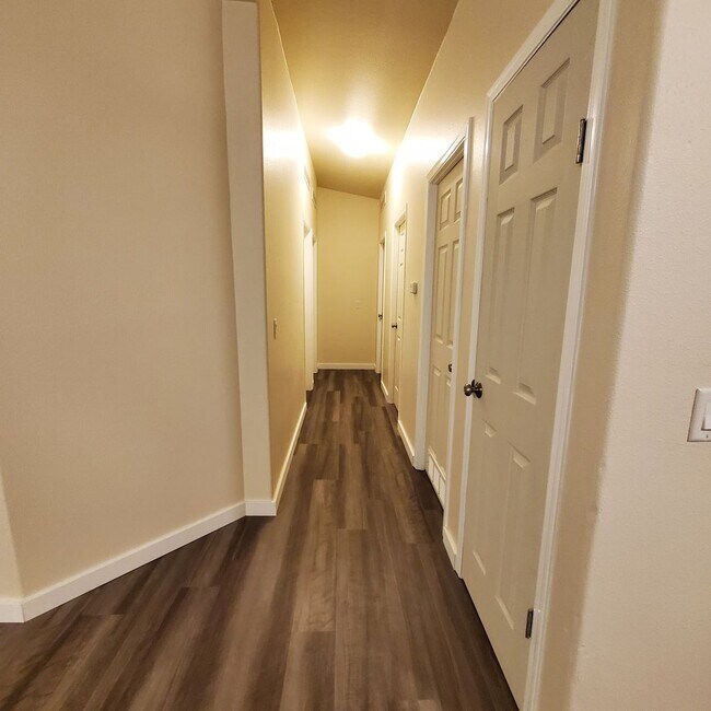 Building Photo - Pet Friendly 4 bedroom 2 bath home w/ 2 car garage