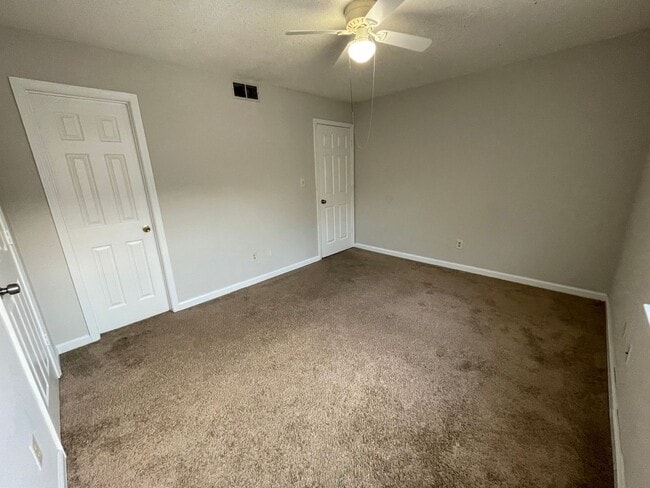 Building Photo - PRE-LEASING FOR AUGUST 2025! 1/2 OFF SECUR...