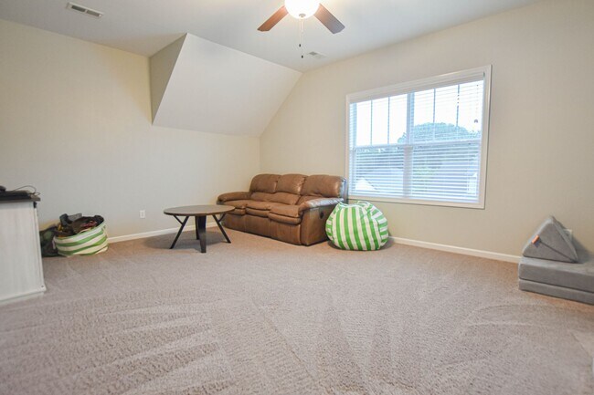 Building Photo - Pet Friendly Three Bedroom with Bonus in S...