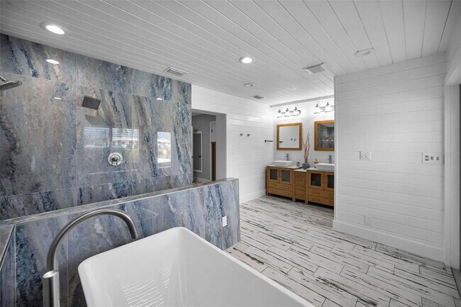 Building Photo - 17727 Long Point Dr