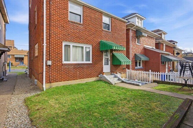 Building Photo - Triplex