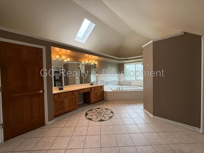 Building Photo - 882 Clarendon Ln