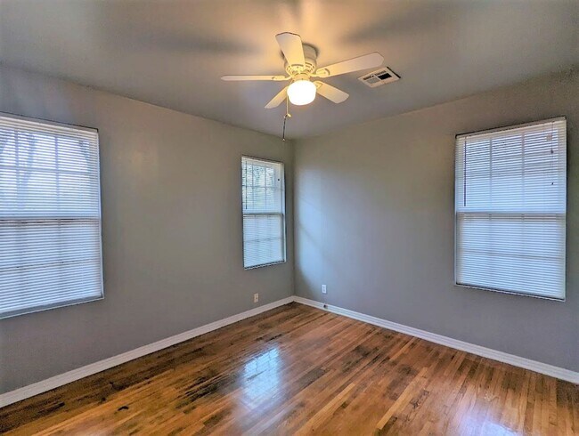 Building Photo - 2 Bed 1 Bath Plus Bonus Living/Office Cottage Style Home-The Village NW OKC