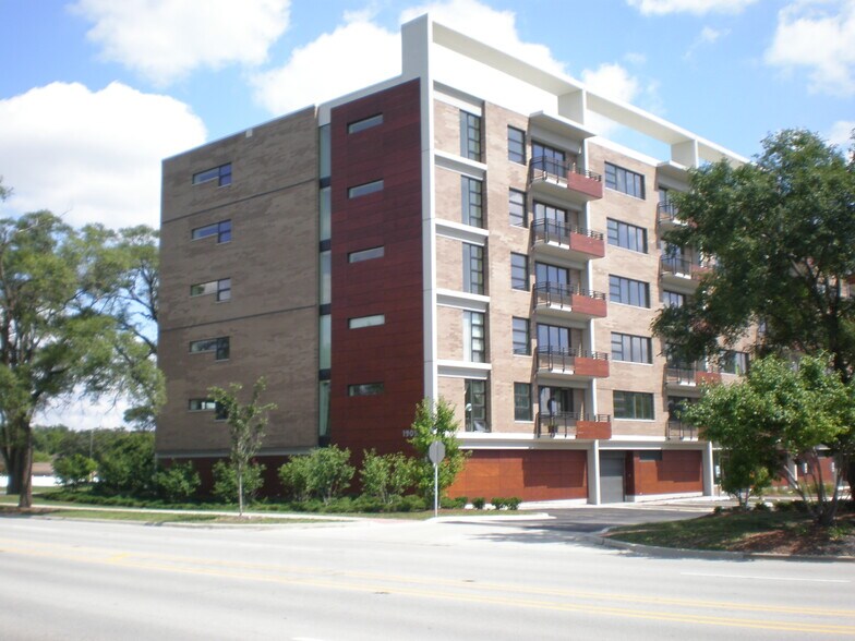Building Photo - 1905 S Wolf Rd