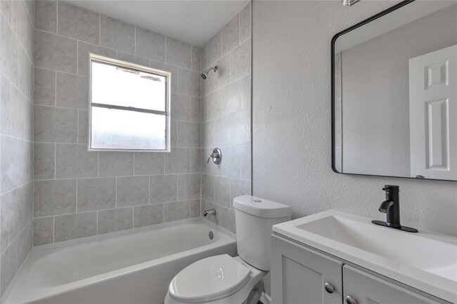 Building Photo - 809 John Adams Dr