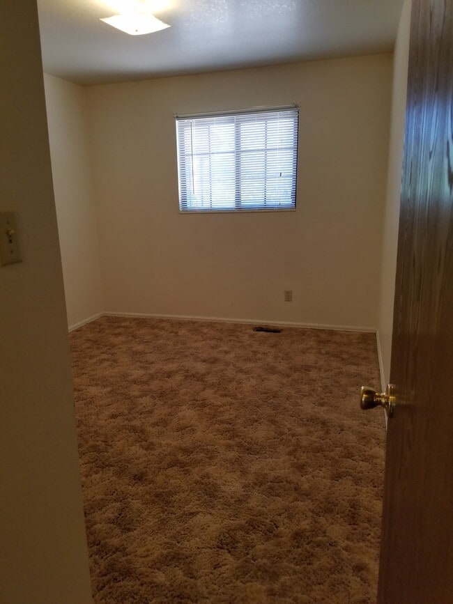 Building Photo - 2 bedroom 1 bath