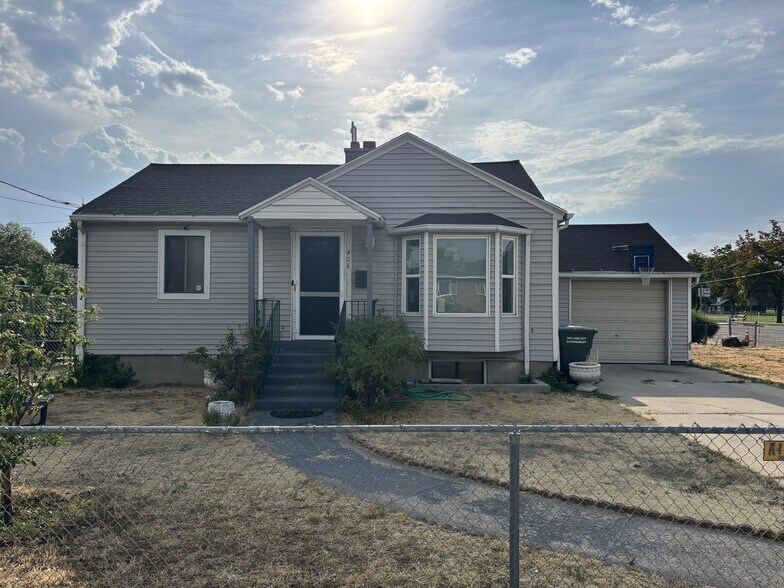 Building Photo - 406 Navajo St