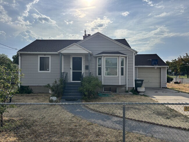 Building Photo - 406 Navajo St