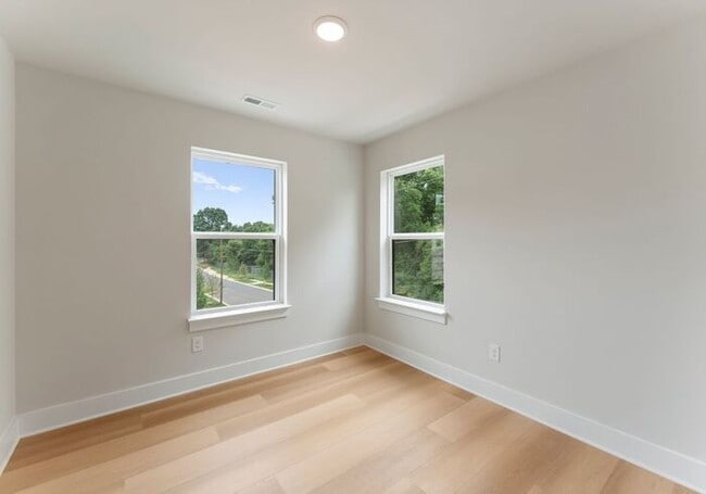 Building Photo - FREE RENT! Stunning 4 Bed | 3.5 Bath Luxur...