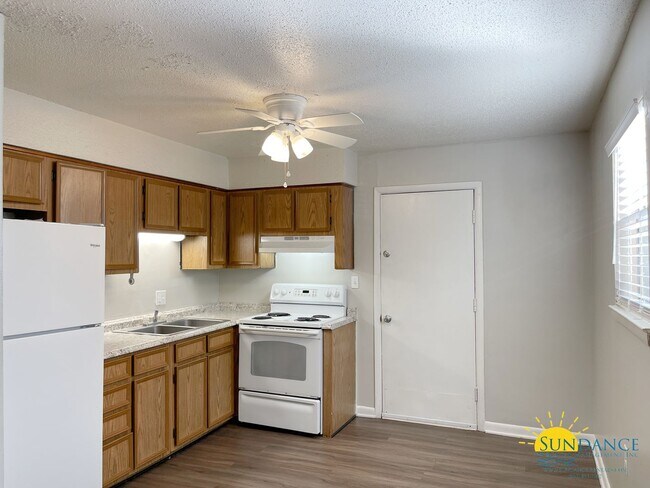 Building Photo - Quaint 2 Bedroom Unit in Fort Walton Beach!