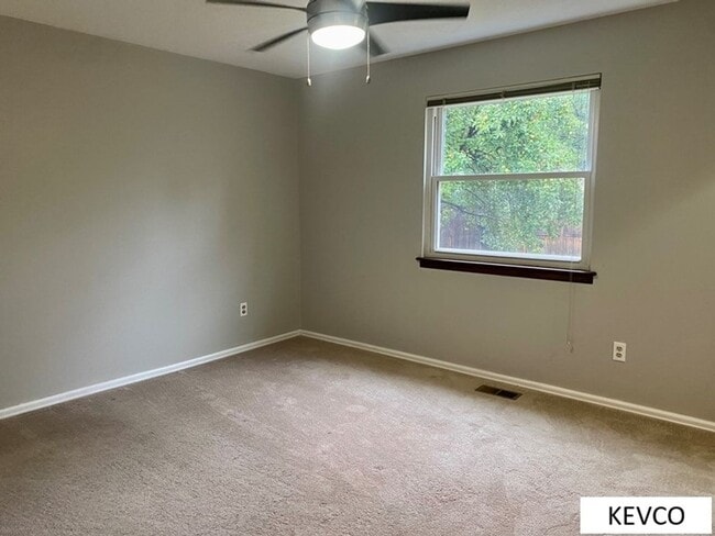 Building Photo - Sweet Home - Central Fort Collins!