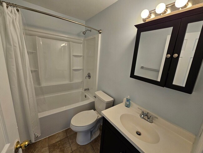 Building Photo - Newly Renovated 3BR/1BA Home - West End - ...