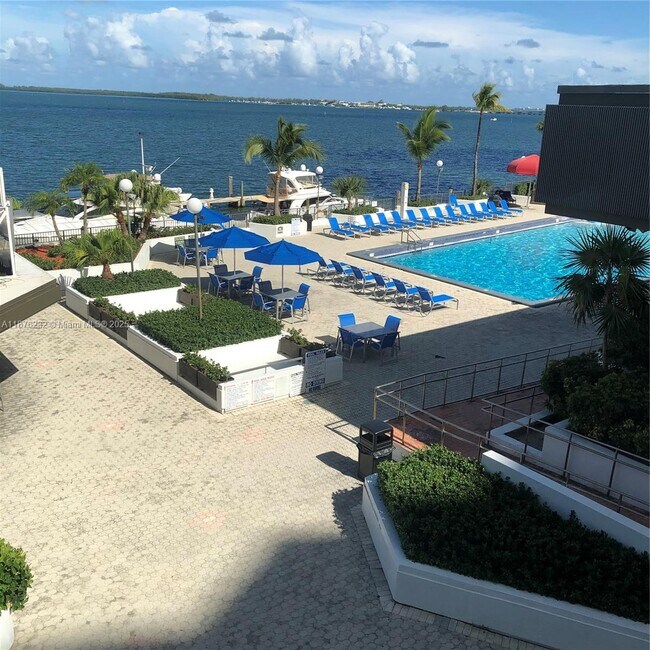 Building Photo - 905 Brickell Bay Dr