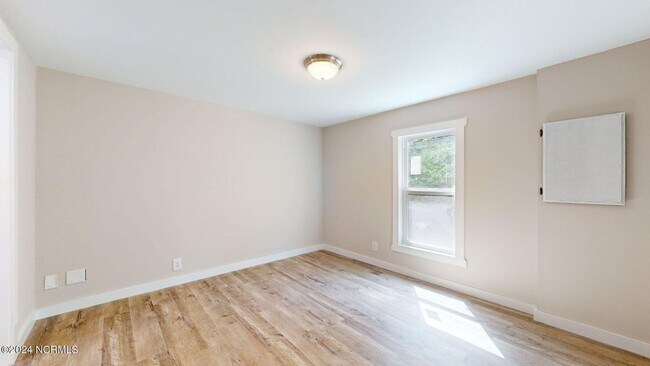 Building Photo - 308 Queens Rd
