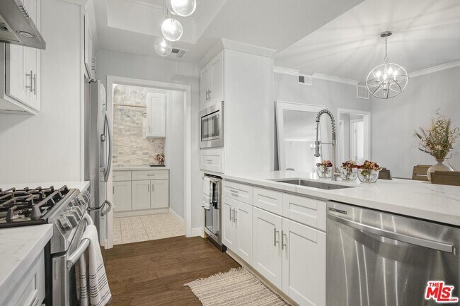 Building Photo - 860 S Lucerne Blvd