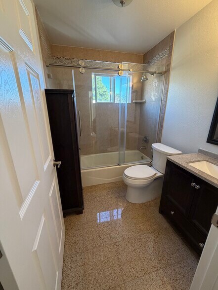 bathroom - 1513 N Altadena Dr