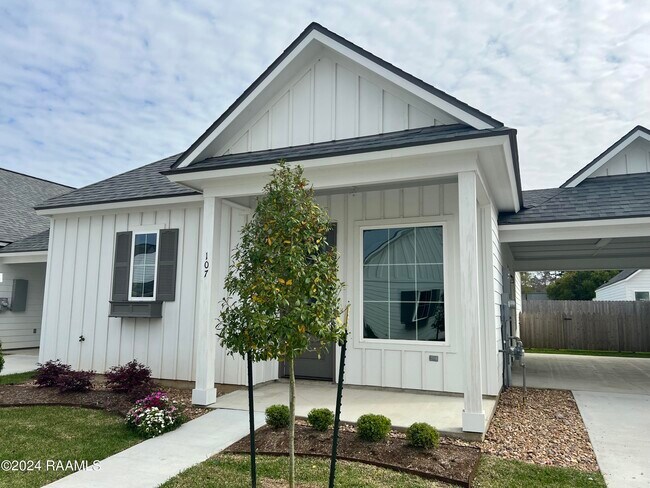 Primary Photo - 107 Satsuma Dr