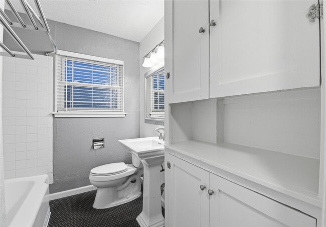 Building Photo - 1814 Chantilly Ln