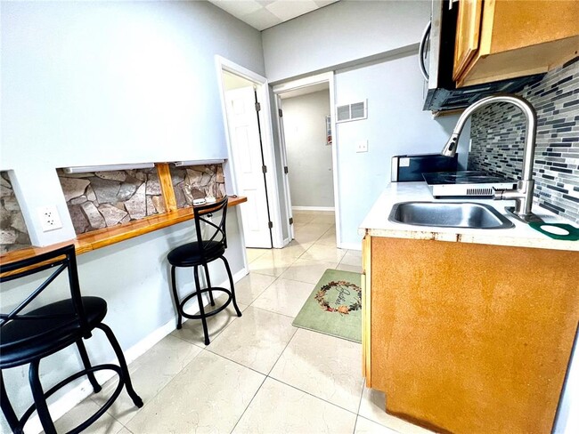 Building Photo - 947 Pinedale Ave