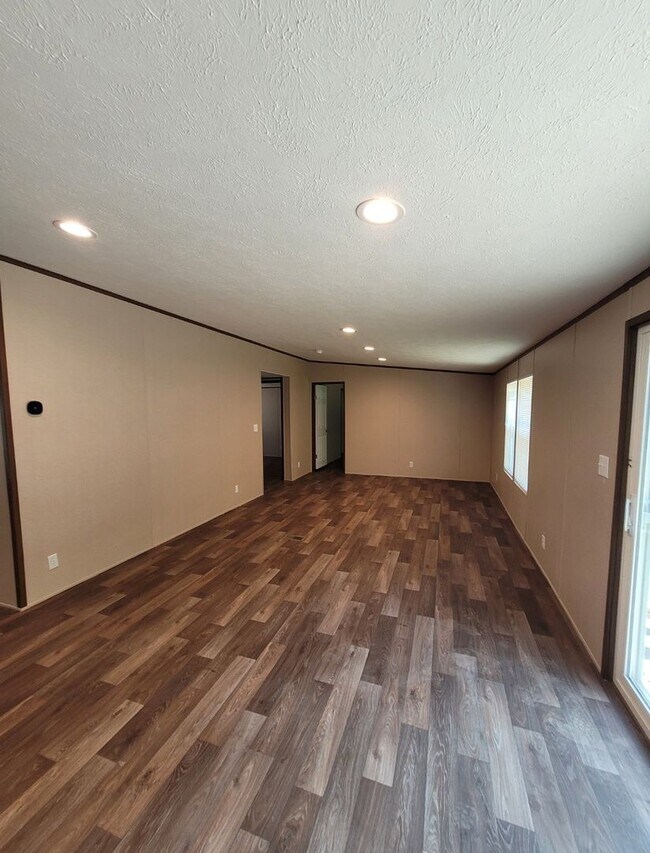 Building Photo - 165 Silver Cir
