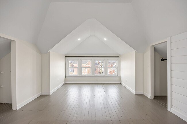 Building Photo - Serenity Living