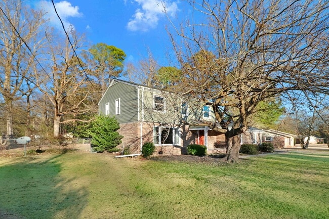 Building Photo - SPACIOUS & UPDATED 2-Story in Goldsboro *Convenient Location*