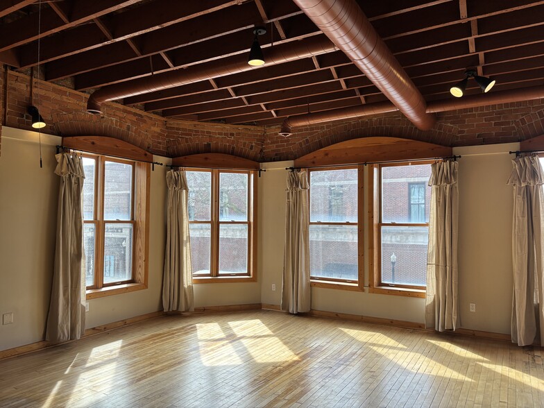 Open living area - 111 N Michigan Ave