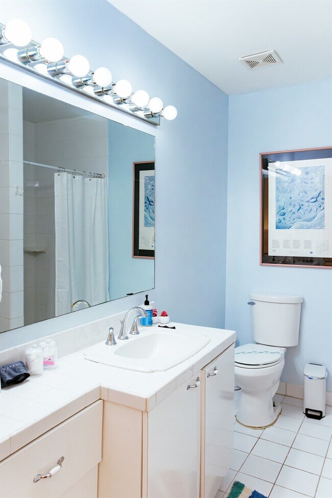 Building Photo - 519 28th St