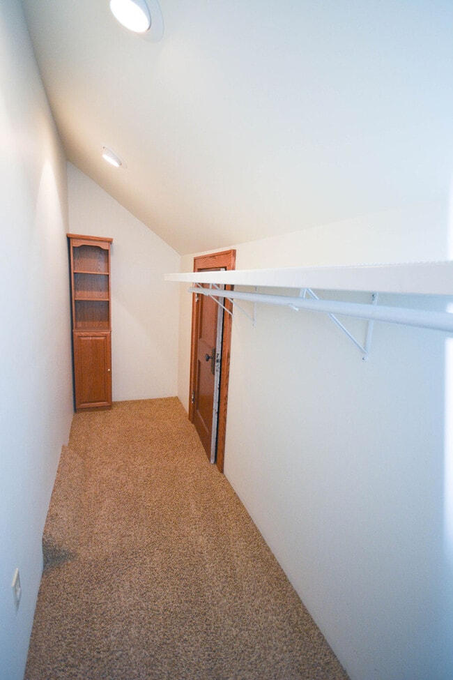 Building Photo - Kutzky Park Home w/Master Suite