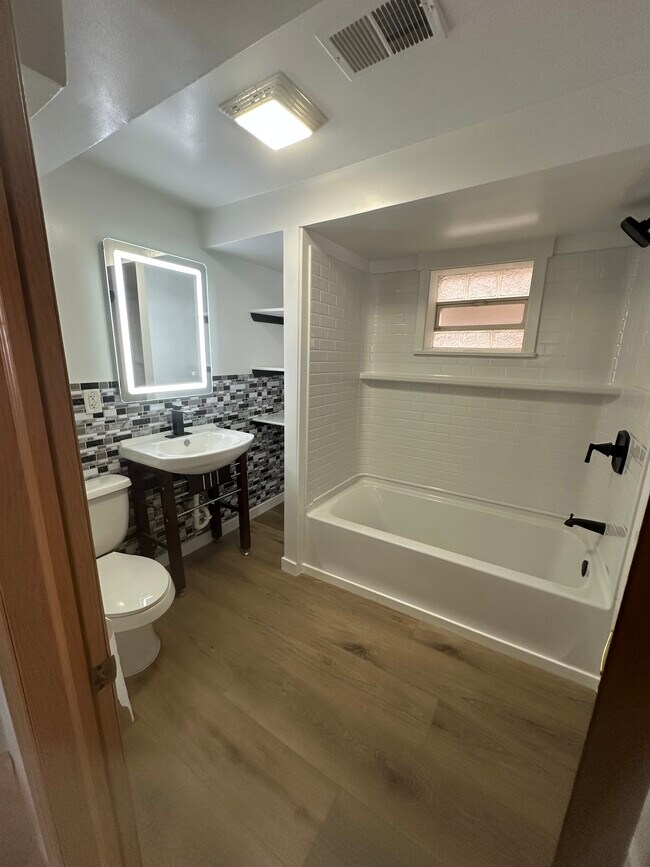 Building Photo - 3153 S May St