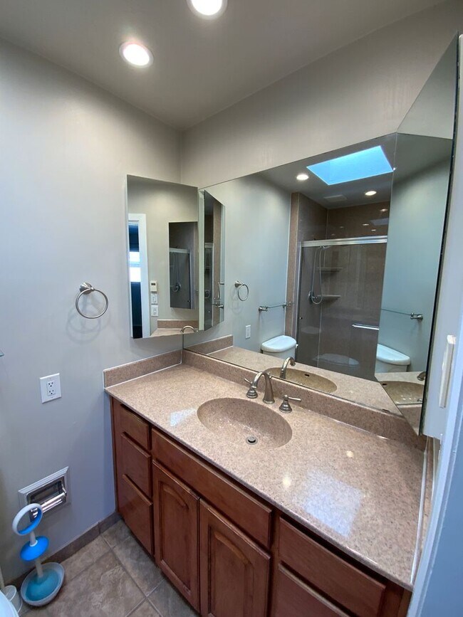 Building Photo - 5 Bedroom Home Available Near Wyoming Blvd NE & Comanche Rd NE!