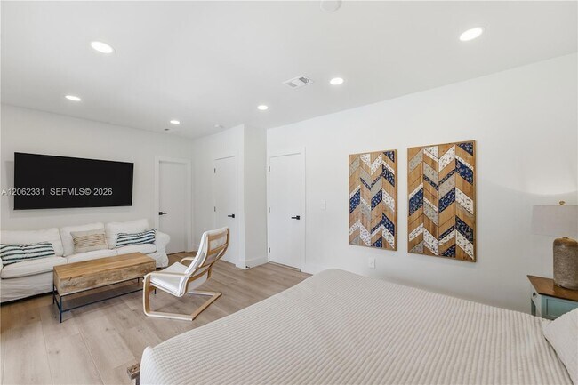 Building Photo - 10801 Peachtree Dr