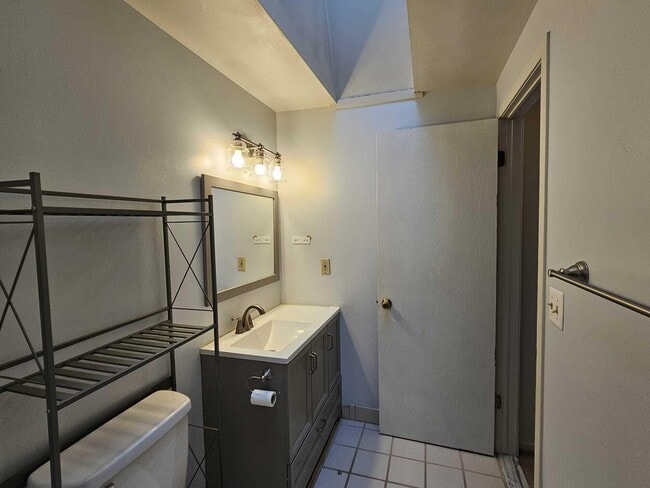 Building Photo - 2011 Vine Way Dr