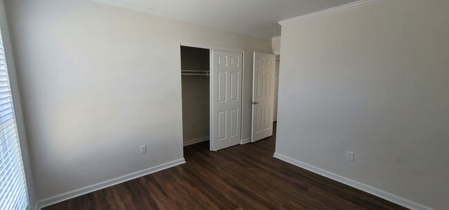 Building Photo - Nice 4 bedroom, 2 bath unit