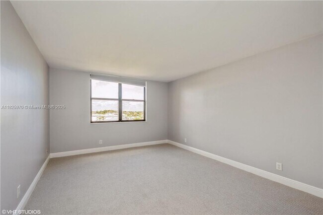 Building Photo - 105 Lake Emerald Dr