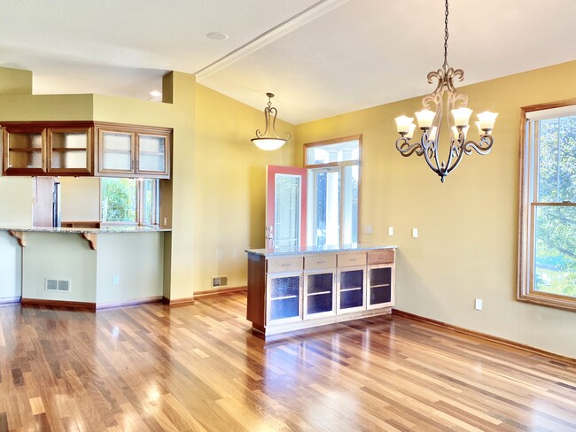 Building Photo - 3844 Linden Dr E