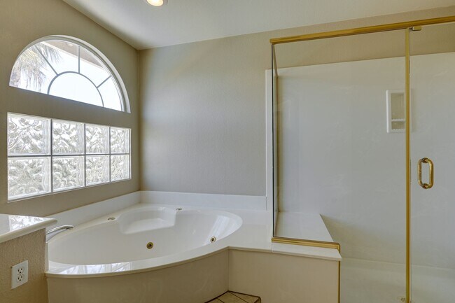 Building Photo - 4-Bedroom Home with Heated Pool & Spa